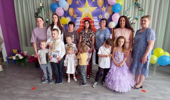 Сьогодні відбулося випускне свято в дитячому садочку.Дошкільнята старанно готувалися до цього свята, тому що це було останнє свято в дитячому садку. Вони розучували пісні, вірші і танці, кружляли у прощальному вальсі, говорили слова подяки усім, хто працював у дитячому садку.
