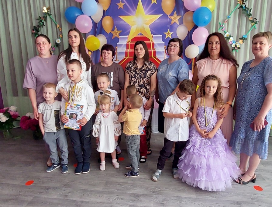 Випускне свято Сьогодні відбулося випускне свято в дитячому садочку.Дошкільнята старанно готувалися до цього свята, тому що це було останнє свято в дитячому садку. Вони розучували пісні, вірші і танці, кружляли у прощальному вальсі, говорили слова подяки усім, хто працював у дитячому садку.